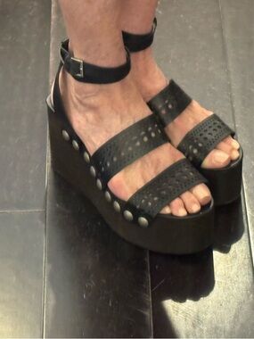 Designer Aliai Black Leather Platform Sandals w/Ankle Strap. Made in Paris sz 10